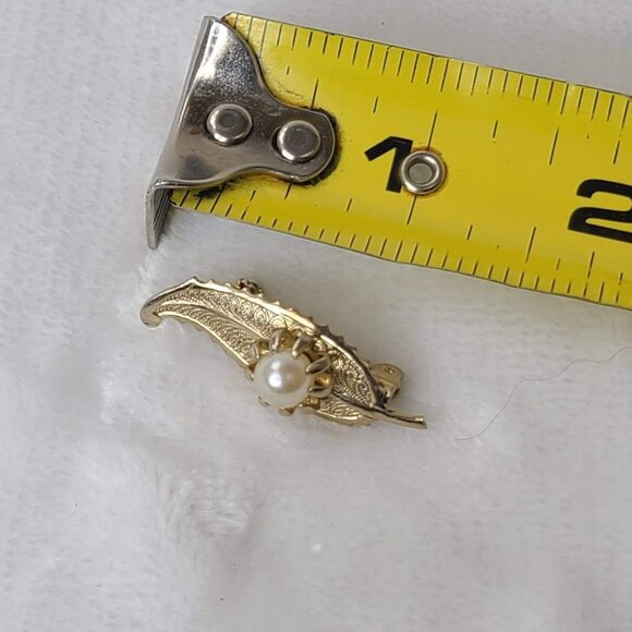 Vintage Gold Tone Intricate Leaf Brooch Label Pin With Single Faux Pearl Accent - Picture 6 of 7